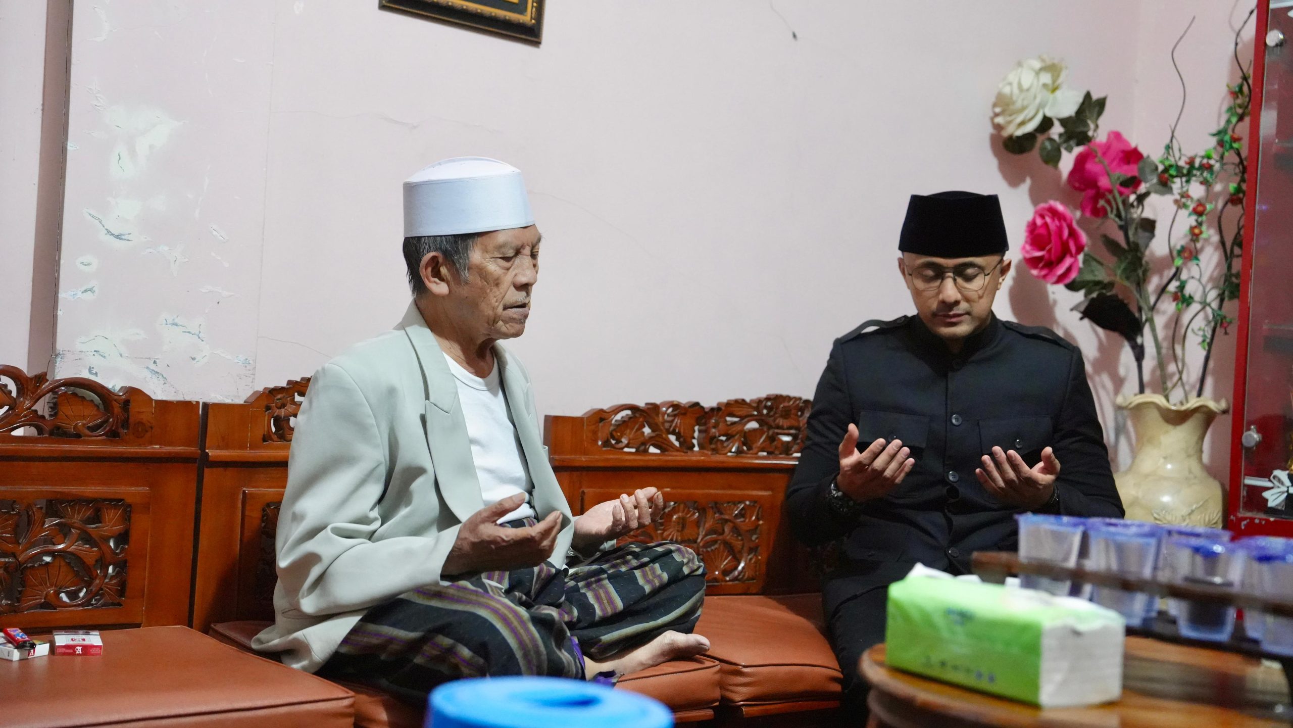 Kunjungi rumah kediaman Ulama kharismatik dan silaturahmi di Cijenuk KBB, Aa Maulana didoakan pasangan HADE sukses. Foto/Istimewa