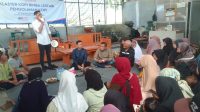 Calon Bupati Bandung Barat, Hengki Kurniawan didampingi anggota DPRD KBB dari Partai NasDem dan PDIP Triana Kusman ketika silaturahmi dengan warga Kampung Tangsi jaya Desa Gununghalu, Kecamatan Gununghalu. Foto/BANDUNGSATU.COM Calon Bupati Bandung Barat, Hengki Kurniawan didampingi anggota DPRD KBB dari Partai NasDem dan PDIP Triana Kusman ketika silaturahmi dengan warga Kampung Tangsi jaya Desa Gununghalu, Kecamatan Gununghalu. Foto/BANDUNGSATU.COM