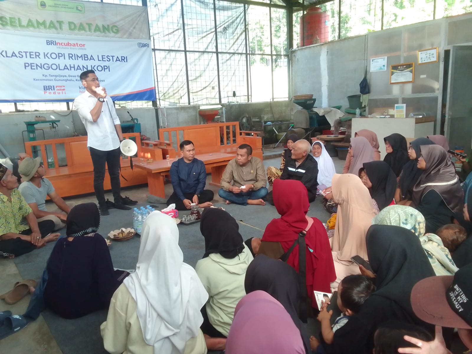 Calon Bupati Bandung Barat, Hengki Kurniawan didampingi anggota DPRD KBB dari Partai NasDem dan PDIP Triana Kusman ketika silaturahmi dengan warga Kampung Tangsi jaya Desa Gununghalu, Kecamatan Gununghalu. Foto/BANDUNGSATU.COM