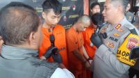 Kapolres Cimahi, AKBP. Tri Suhartanto memintai keterangan kepada salah seorang pelaku begal ketika mengadakan rilis terhadap awak media di Mapolres Cimahi, Senin (23/09). Foto/BANDUNGSATU. Kapolres Cimahi, AKBP. Tri Suhartanto memintai keterangan kepada salah seorang pelaku begal ketika mengadakan rilis terhadap awak media di Mapolres Cimahi, Senin (23/09). Foto/BANDUNGSATU.