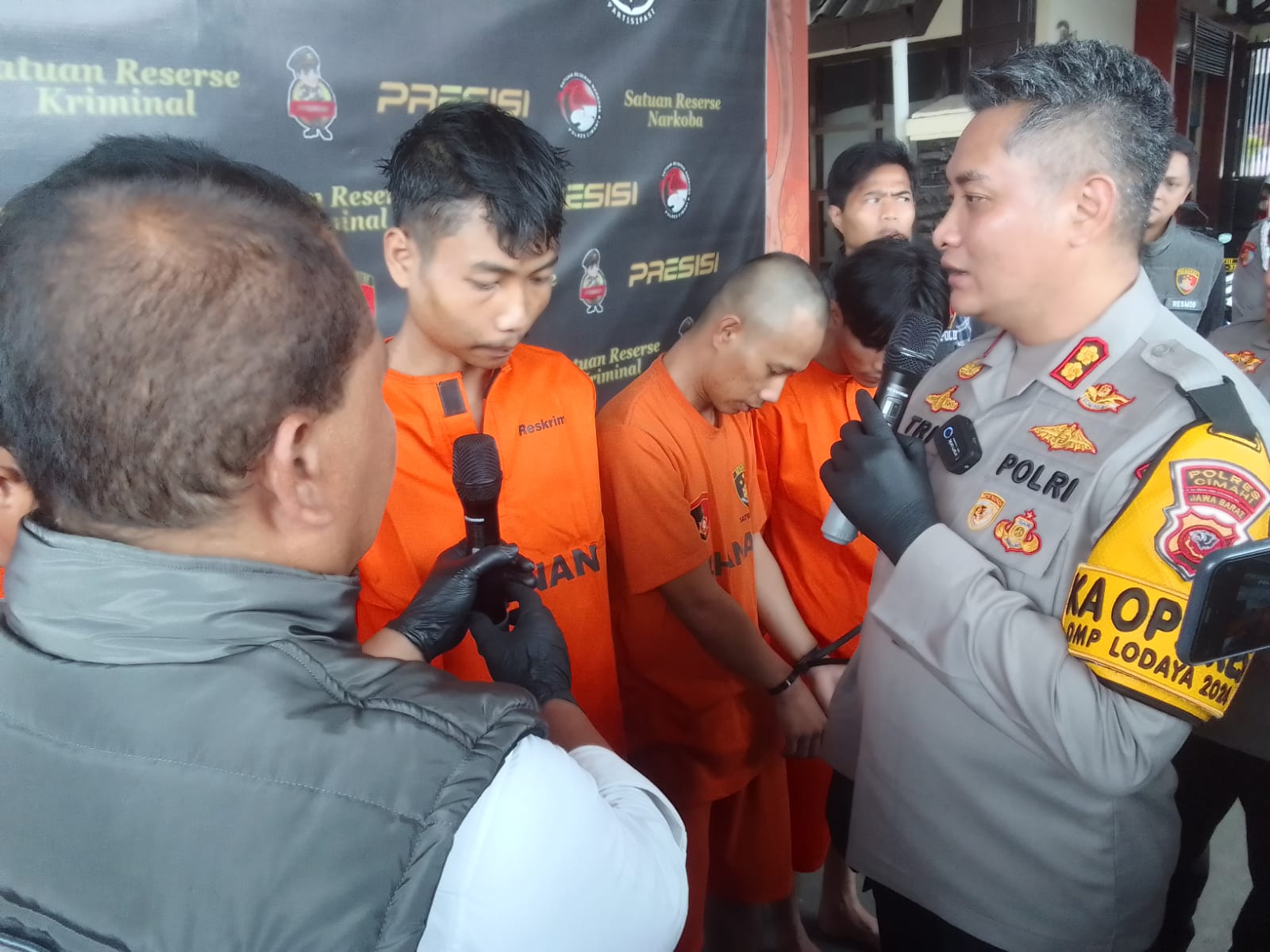 Kapolres Cimahi, AKBP. Tri Suhartanto memintai keterangan kepada salah seorang pelaku begal ketika mengadakan rilis terhadap awak media di Mapolres Cimahi, Senin (23/09). Foto/BANDUNGSATU.