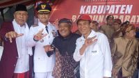 Hengki Kurniawan foto bersama dengan Ketua KPKBB, Haji Zaenal Abidin, mantan Wakil Ketua Komisi II DPR RI, Eka Santosa dan Ketua FPLH Jabar. Foto/Dok. Istimewa Hengki Kurniawan foto bersama dengan Ketua KPKBB, Haji Zaenal Abidin, mantan Wakil Ketua Komisi II DPR RI, Eka Santosa dan Ketua FPLH Jabar. Foto/Dok. Istimewa