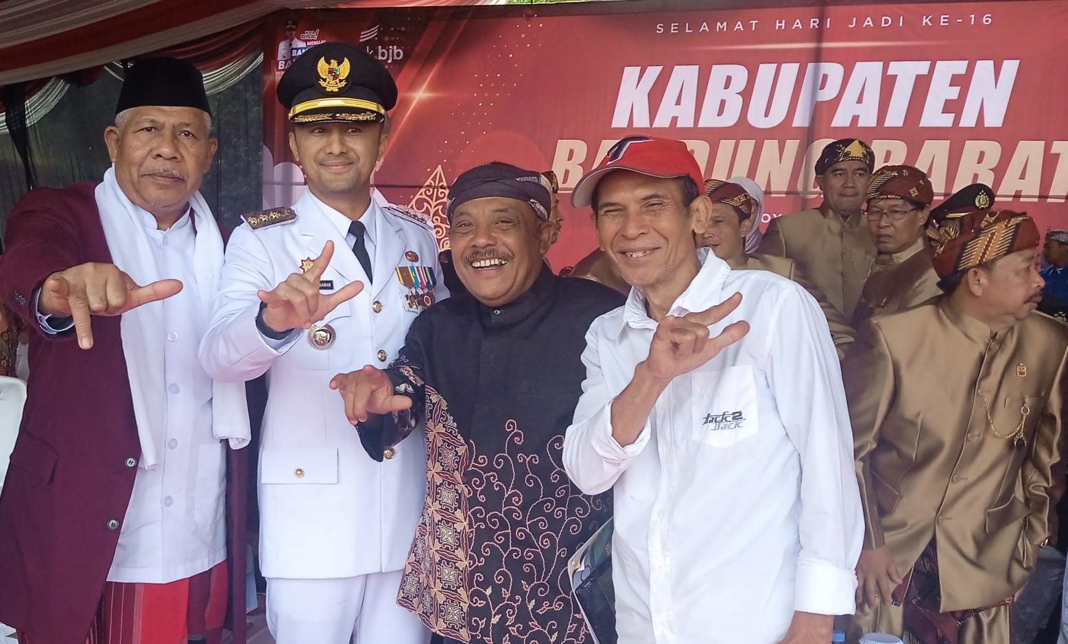 Hengki Kurniawan foto bersama dengan Ketua KPKBB, Haji Zaenal Abidin, mantan Wakil Ketua Komisi II DPR RI, Eka Santosa dan Ketua FPLH Jabar. Foto/Dok. Istimewa