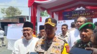 Kapolres Cimahi, AKBP. Tri Suhartanto didampingi Dandim 0609 Cimahi, Letkol.Arm. Bobby dan Sekretaris Daerah KBB, Ade Zakir ketika memberikan keterangan kepada awak media di Mapolres Cimahi selesai deklarasi damai Pilkada. Foto/BANDUNGSATU.COM Kapolres Cimahi, AKBP. Tri Suhartanto didampingi Dandim 0609 Cimahi, Letkol.Arm. Bobby dan Sekretaris Daerah KBB, Ade Zakir ketika memberikan keterangan kepada awak media di Mapolres Cimahi selesai deklarasi damai Pilkada. Foto/BANDUNGSATU.COM