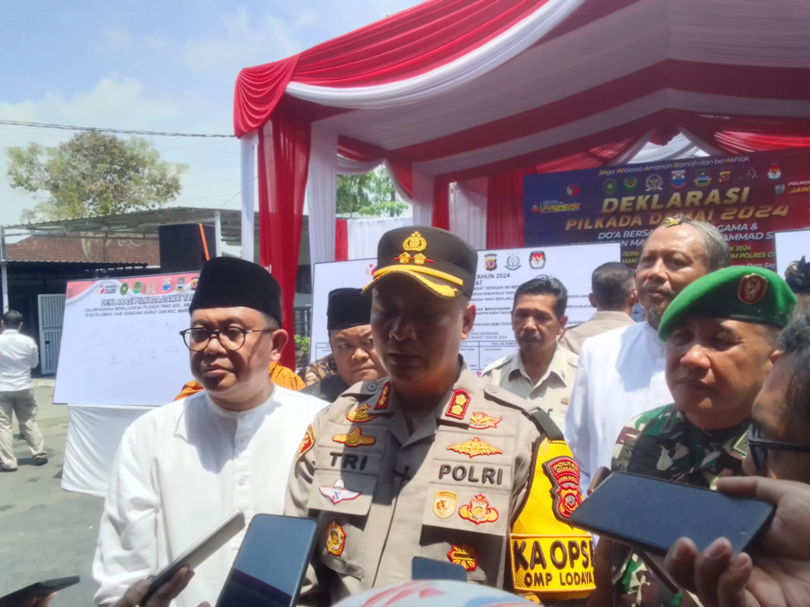 Kapolres Cimahi, AKBP. Tri Suhartanto didampingi Dandim 0609 Cimahi, Letkol.Arm. Bobby dan Sekretaris Daerah KBB, Ade Zakir ketika memberikan keterangan kepada awak media di Mapolres Cimahi selesai deklarasi damai Pilkada. Foto/BANDUNGSATU.COM