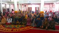Calon Bupati Hengki Kurniawan foto bersama para ulama, ustadz dan ibu - ibu setelah melaksanakan dzikir bersama di Masjid Besar Lembang, Kamis (26/09). Foto/Istimewa Calon Bupati Hengki Kurniawan foto bersama para ulama, ustadz dan ibu - ibu setelah melaksanakan dzikir bersama di Masjid Besar Lembang, Kamis (26/09). Foto/Istimewa