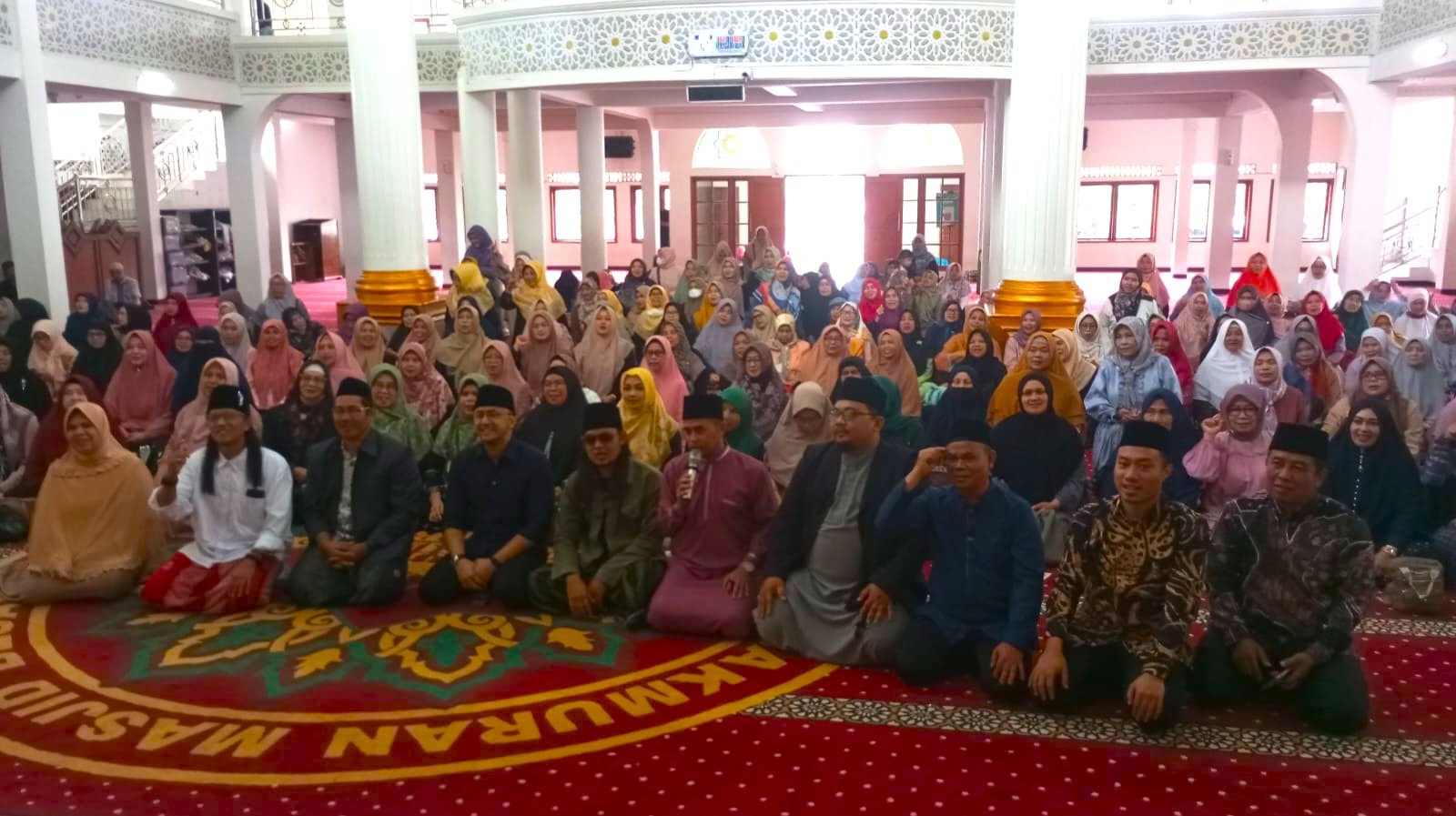 Calon Bupati Hengki Kurniawan foto bersama para ulama, ustadz dan ibu - ibu setelah melaksanakan dzikir bersama di Masjid Besar Lembang, Kamis (26/09). Foto/Istimewa