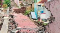 Bangunan Benteng SDN Tipar Barat Desa Laksanamekar, Kecamatan Padalarang, yang kena imbas gempa daerah Sukabumi, dengan merobohkan tembok sekolah. Foto/Istimewa Bangunan Benteng SDN Tipar Barat Desa Laksanamekar, Kecamatan Padalarang, yang kena imbas gempa daerah Sukabumi, dengan merobohkan tembok sekolah. Foto/Istimewa
