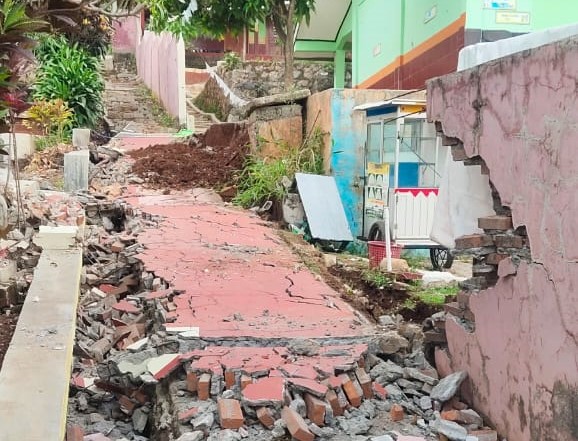 Bangunan Benteng SDN Tipar Barat Desa Laksanamekar, Kecamatan Padalarang, yang kena imbas gempa daerah Sukabumi, dengan merobohkan tembok sekolah. Foto/Istimewa