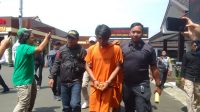 Polres Cimahi Membekuk tiga pelaku gank motor yang pengeroyokan terhadap salah satu warga sampai meninggal dunia di Batujajar, KBB diamankan di Mapolres Cimahi. Foto/BANDUNGSATU Polres Cimahi Membekuk tiga pelaku gank motor yang pengeroyokan terhadap salah satu warga sampai meninggal dunia di Batujajar, KBB diamankan di Mapolres Cimahi. Foto/BANDUNGSATU