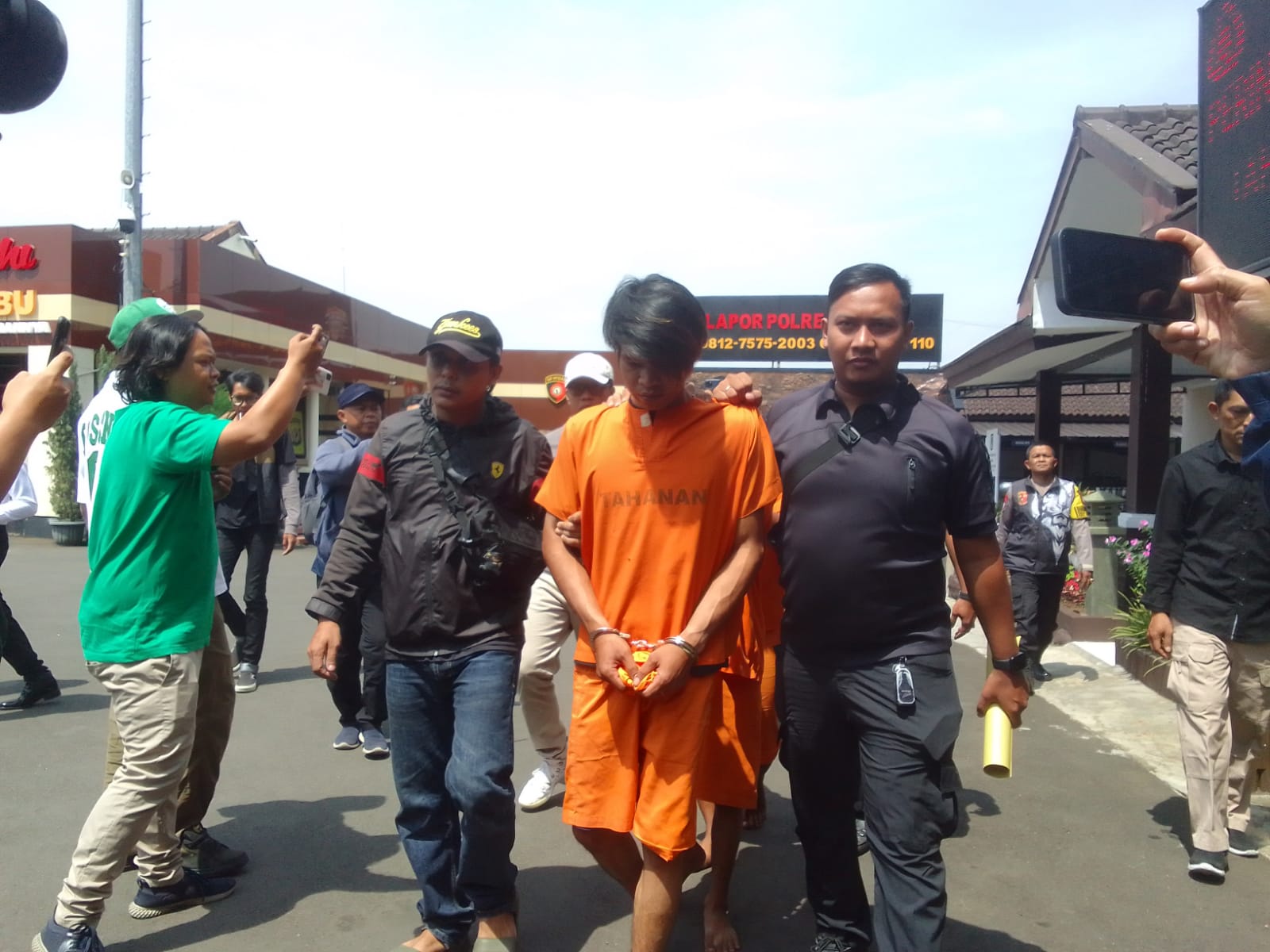 Polres Cimahi Membekuk tiga pelaku gank motor yang pengeroyokan terhadap salah satu warga sampai meninggal dunia di Batujajar, KBB diamankan di Mapolres Cimahi. Foto/BANDUNGSATU