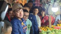 Ketua Umum PSI, Kaesang Pangarep, didampingi pasangan calon Walikota dan Calon Walikota Bandung, Arfi Rafnialdi dan Yena Iskandar Ma'soem mengunjungi salah satu pasar di Kota Bandung. Foto/Istimewa Ketua Umum PSI, Kaesang Pangarep, didampingi pasangan calon Walikota dan Calon Walikota Bandung, Arfi Rafnialdi dan Yena Iskandar Ma'soem mengunjungi salah satu pasar di Kota Bandung. Foto/Istimewa