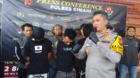 Kapolres Cimahi, AKBP. Tri Suhartanto menunjukan ketiga pelaku berandalan motor yang melakukan penganiayaan terhadap seorang juru parkir di Indomaret di Jalan Kebon Kopi Kelurahan Cibeureum Kota Cimahi, di Mapolres Cimahi, Selasa (08/10). Foto /BANDUNGSATU.COM