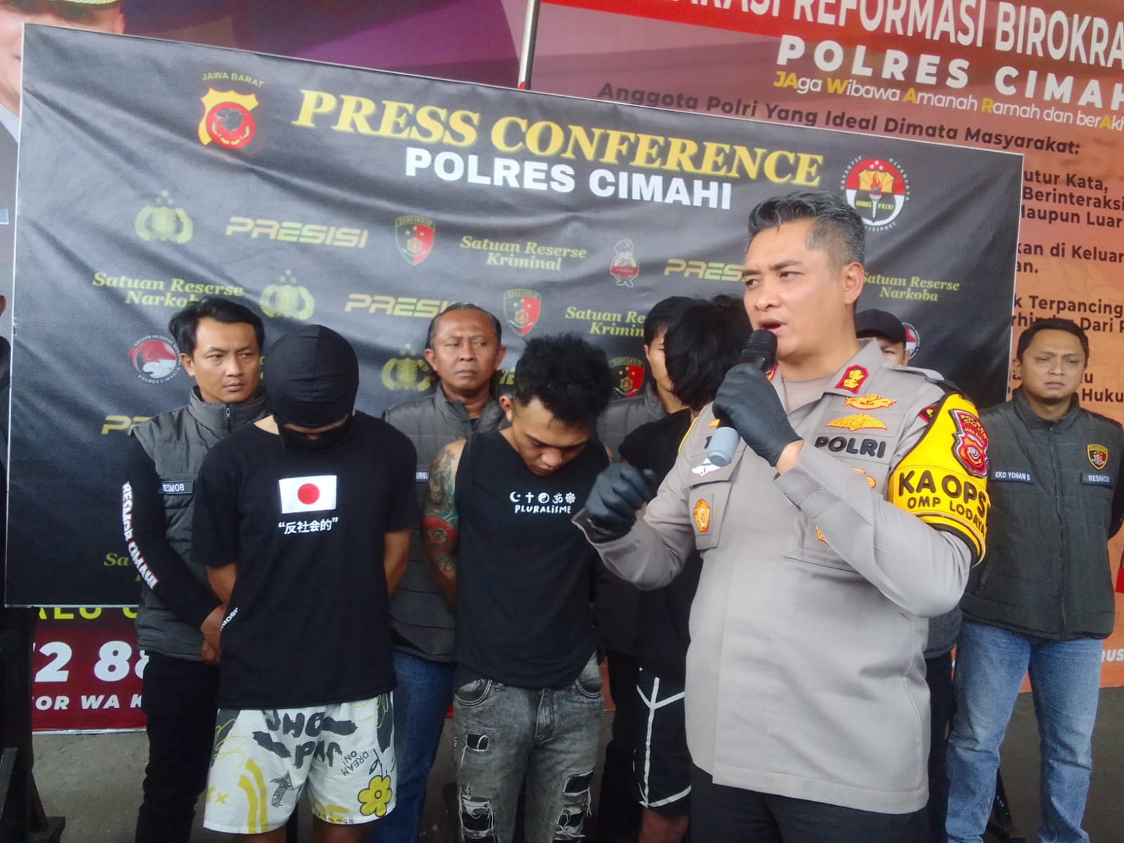 Kapolres Cimahi, AKBP. Tri Suhartanto menunjukan ketiga pelaku berandalan motor yang melakukan penganiayaan terhadap seorang juru parkir di Indomaret di Jalan Kebon Kopi Kelurahan Cibeureum Kota Cimahi, di Mapolres Cimahi, Selasa (08/10). Foto /BANDUNGSATU.COM