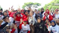 Paslon HADE, Calon Bupati Hengki didampingi istrinya Sonya Fatmala mendapat sambutan meriah dari masyarakat dan pedagang pasar tumpah Kampung Gajah Kecamatan Parongpong bersilaturahmi di pasar tumpah Kampung gajah, Desa Cihideung. Foto/BANDUNGSATU.COM Paslon HADE, Calon Bupati Hengki didampingi istrinya Sonya Fatmala mendapat sambutan meriah dari masyarakat dan pedagang pasar tumpah Kampung Gajah Kecamatan Parongpong bersilaturahmi di pasar tumpah Kampung gajah, Desa Cihideung. Foto/BANDUNGSATU.COM