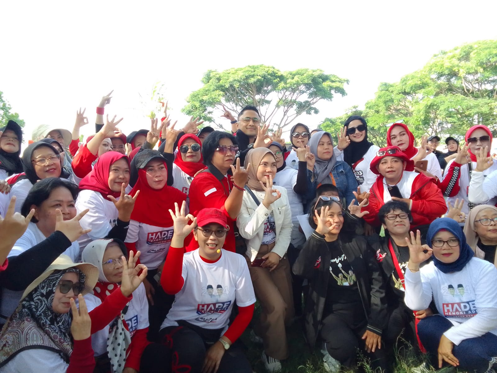 Paslon HADE, Calon Bupati Hengki didampingi istrinya Sonya Fatmala mendapat sambutan meriah dari masyarakat dan pedagang pasar tumpah Kampung Gajah Kecamatan Parongpong bersilaturahmi di pasar tumpah Kampung gajah, Desa Cihideung. Foto/BANDUNGSATU.COM