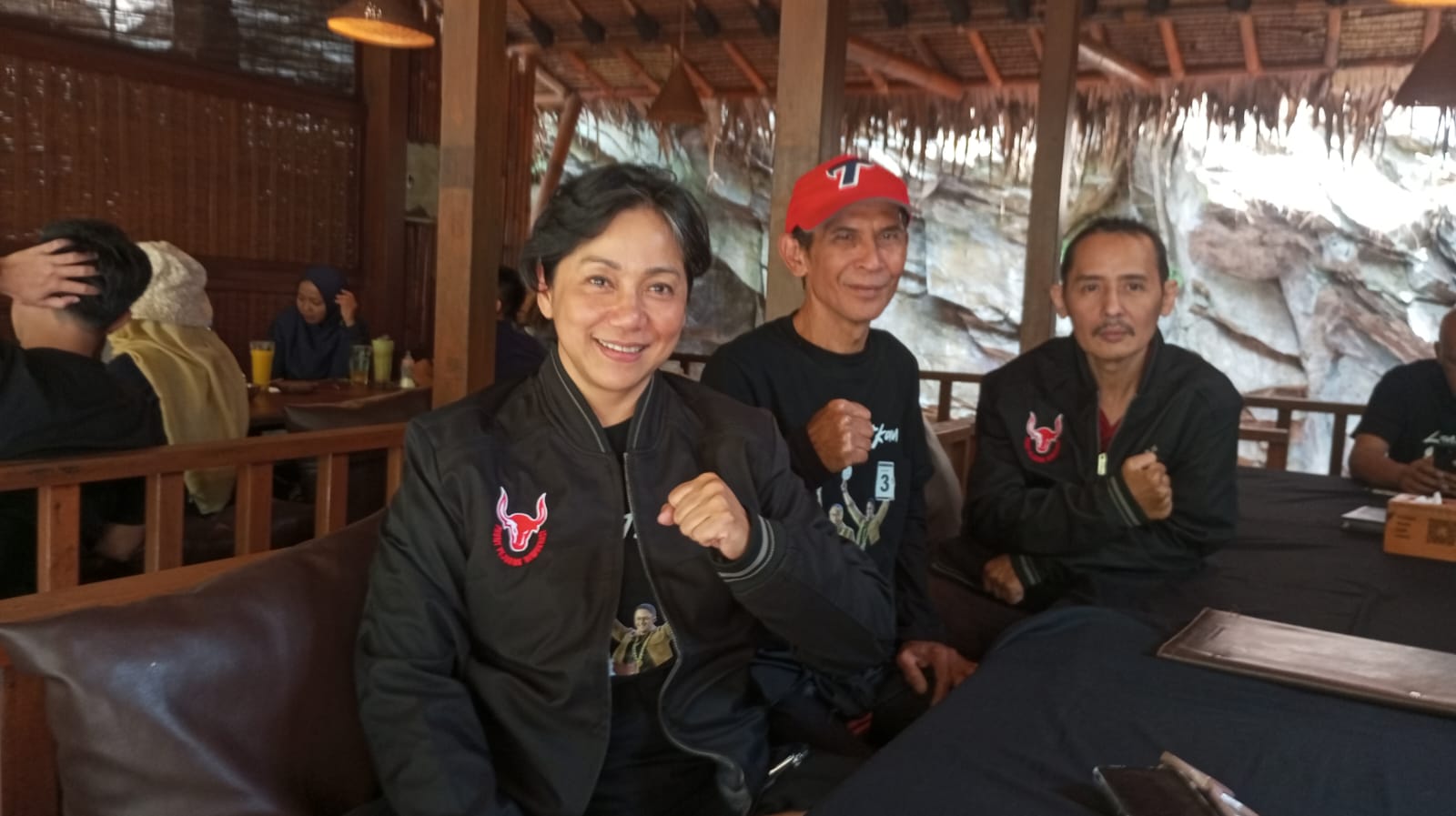 Ketua Front Pejuang Demokrasi Jabar, Riani Pusparini, bersama Ketua FPD KBB, Budi Hermansyah didampingi Humas FPD KBB, Thio Setiowekti, Minggu (13/10). Foto/Istimewa