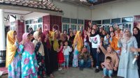 Warga Kampung Cibolang, Desa Kertawangi Kecamatan Cisarua bersilaturahmi dengan Calon Bupati KBB, Hengki Kurniawan didampingi istrinya Sonya Fatmala, Minggu (13/10). Foto/BANDUNGSATU.COM Warga Kampung Cibolang, Desa Kertawangi Kecamatan Cisarua bersilaturahmi dengan Calon Bupati KBB, Hengki Kurniawan didampingi istrinya Sonya Fatmala, Minggu (13/10). Foto/BANDUNGSATU.COM