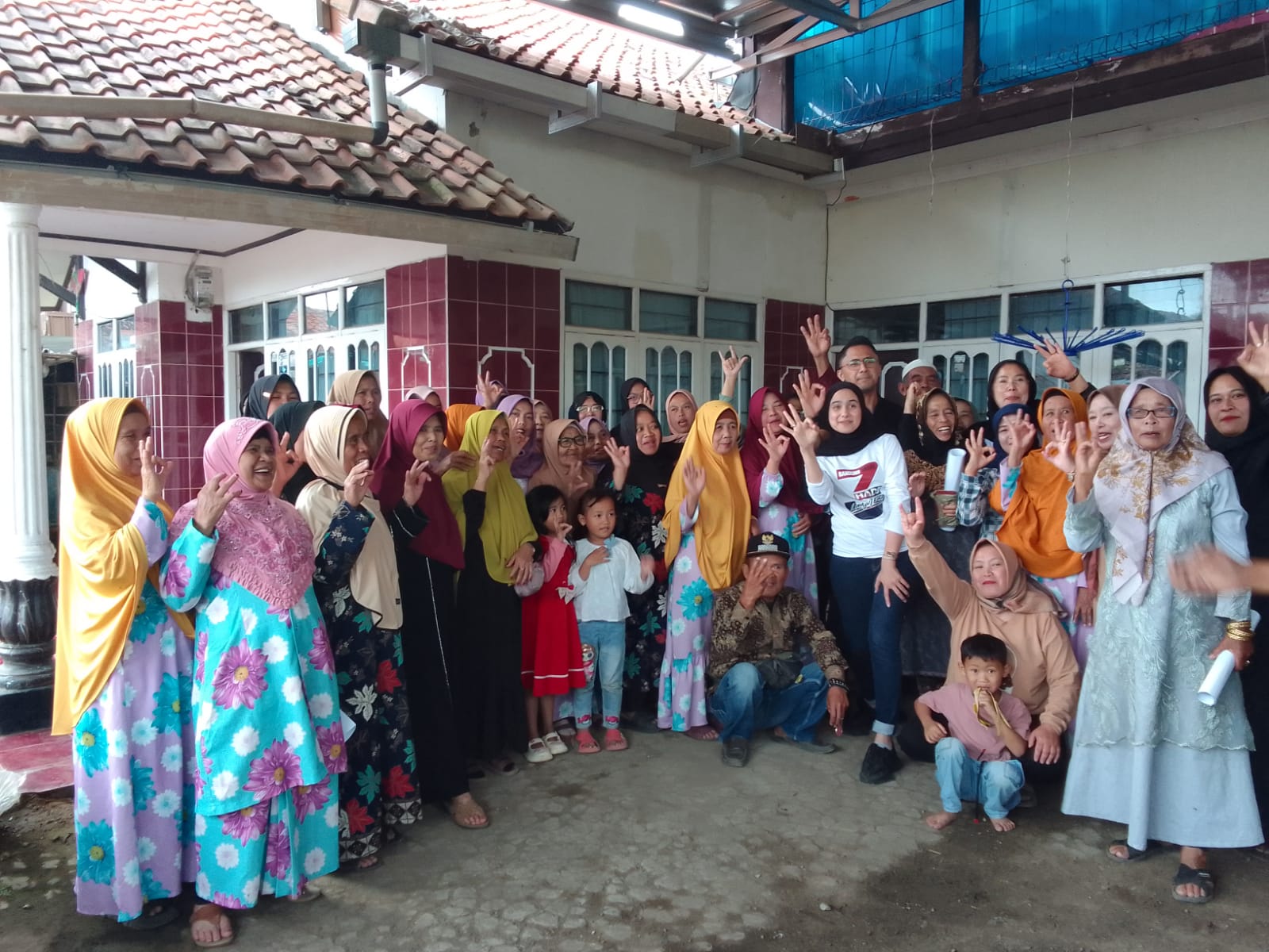 Warga Kampung Cibolang, Desa Kertawangi Kecamatan Cisarua bersilaturahmi dengan Calon Bupati KBB, Hengki Kurniawan didampingi istrinya Sonya Fatmala, Minggu (13/10). Foto/BANDUNGSATU.COM