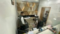 Petugas Unit Tindak Pidana Korupsi (Tipikor) Satreskrim Polres Cimahi menggeledah Pegadaian UPC Batujajar Barat terkait tindak korupsi, Senin (14/10). Foto/Istimewa Petugas Unit Tindak Pidana Korupsi (Tipikor) Satreskrim Polres Cimahi menggeledah Pegadaian UPC Batujajar Barat terkait tindak korupsi, Senin (14/10). Foto/Istimewa