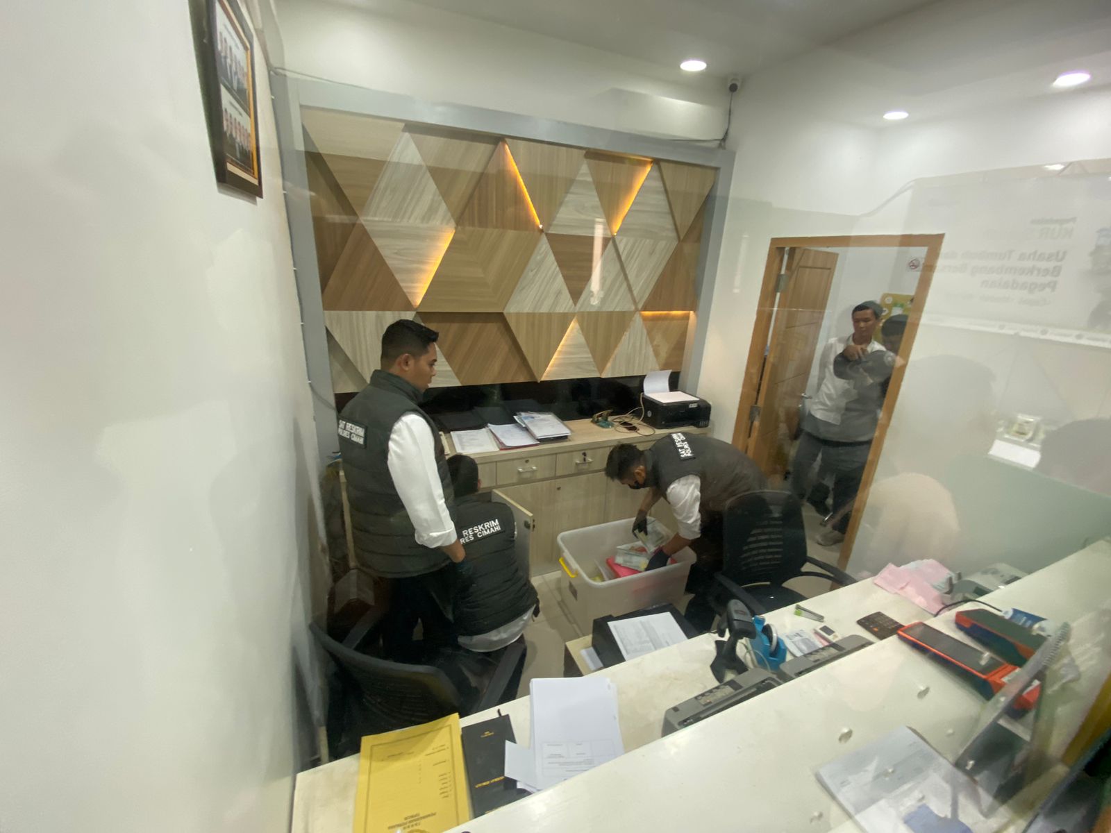 Petugas Unit Tindak Pidana Korupsi (Tipikor) Satreskrim Polres Cimahi menggeledah Pegadaian UPC Batujajar Barat terkait tindak korupsi, Senin (14/10). Foto/Istimewa