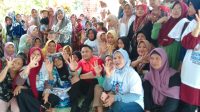Ibu-ibu di Desa Rendeh mendapat kunjungan Calon Bupati KBB, Hengki Kurniawan dan rombongan, Rabu (16/10). Foto/BANDUNGSATU.COM Ibu-ibu di Desa Rendeh mendapat kunjungan Calon Bupati KBB, Hengki Kurniawan dan rombongan, Rabu (16/10). Foto/BANDUNGSATU.COM