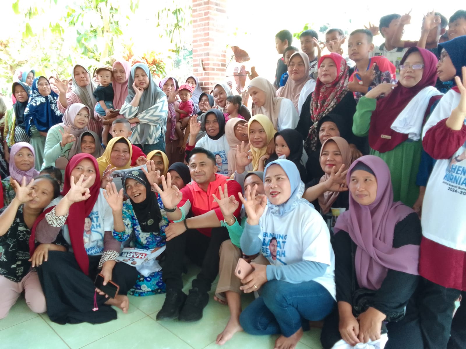Ibu-ibu di Desa Rendeh mendapat kunjungan Calon Bupati KBB, Hengki Kurniawan dan rombongan, Rabu (16/10). Foto/BANDUNGSATU.COM