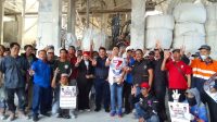 Calon Bupati KBB, Hengki Kurniawan dari Paslon HADE ketika mengadakan kunjungan dan bersilaturahmi para buruh tambang di daerah Ciburuy. Foto/BANDUNGSATU.COM Calon Bupati KBB, Hengki Kurniawan dari Paslon HADE ketika mengadakan kunjungan dan bersilaturahmi para buruh tambang di daerah Ciburuy. Foto/BANDUNGSATU.COM