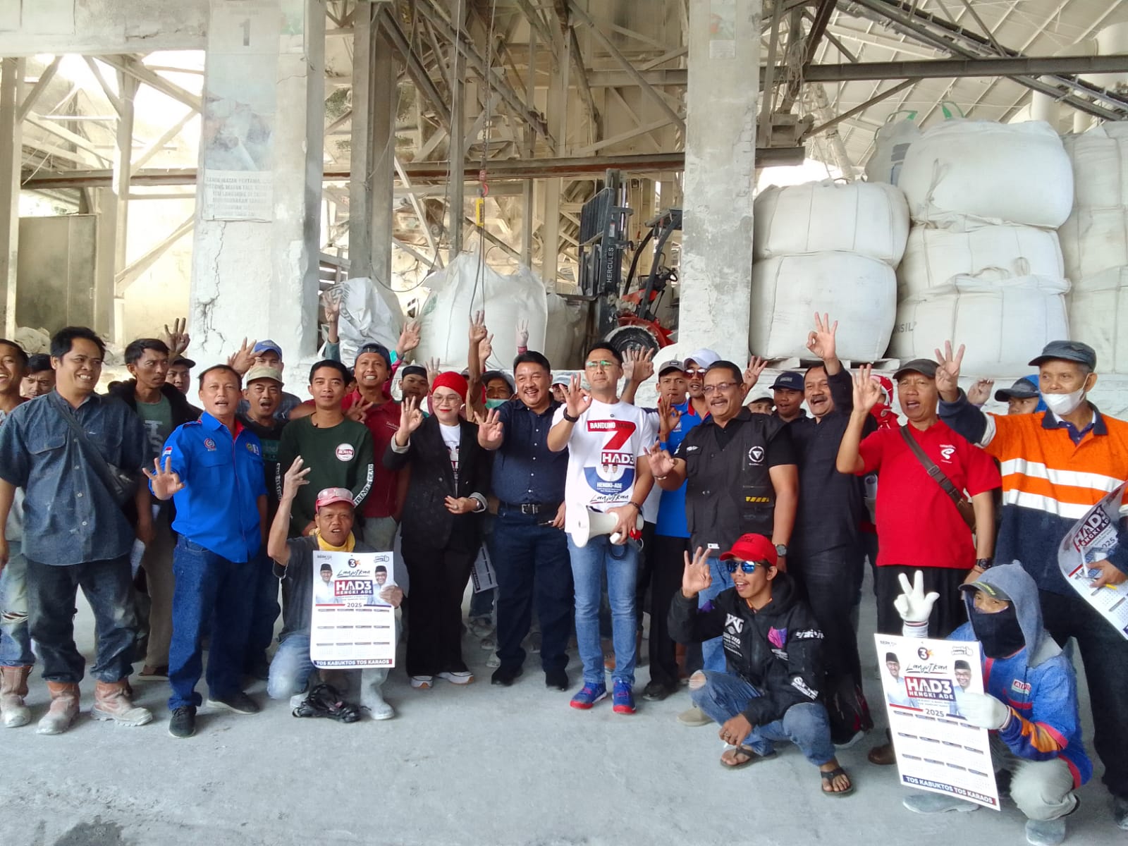 Calon Bupati KBB, Hengki Kurniawan dari Paslon HADE ketika mengadakan kunjungan dan bersilaturahmi para buruh tambang di daerah Ciburuy. Foto/BANDUNGSATU.COM