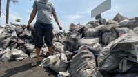 Warga Kampung Rongga, Desa Cihampelas, Kecamatan Cihampelas KBB, sedang menunjukan limbah berbahaya bekas batu bara. Foto/Istimewa Warga Kampung Rongga, Desa Cihampelas, Kecamatan Cihampelas KBB, sedang menunjukan limbah berbahaya bekas batu bara. Foto/Istimewa
