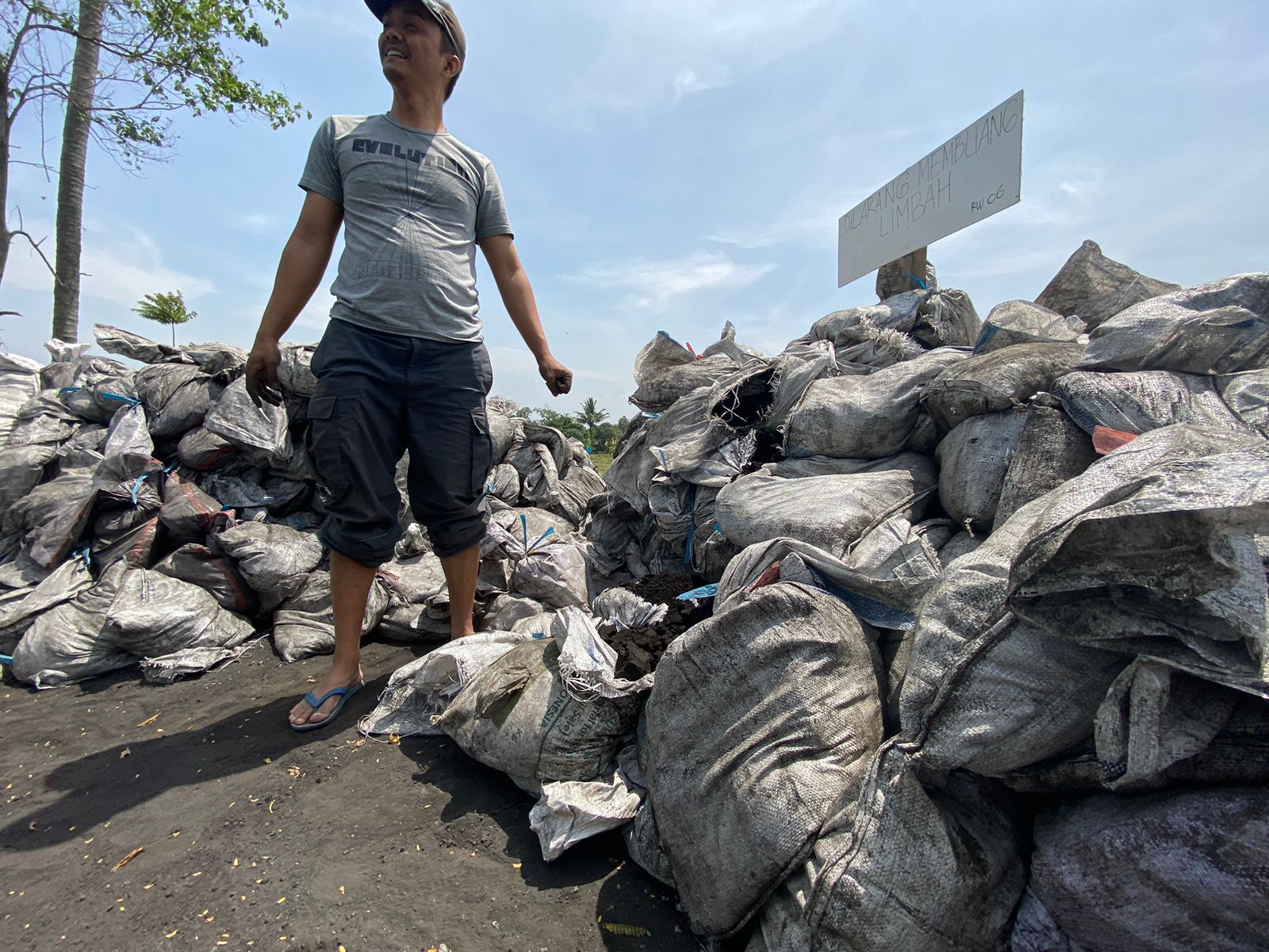 Warga Kampung Rongga, Desa Cihampelas, Kecamatan Cihampelas KBB, sedang menunjukan limbah berbahaya bekas batu bara. Foto/Istimewa