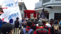 Ratusan buruh dari enam serikat buruh berunjukrasa di Kantor Bawaslu KBB, meminta Bawaslu harus sigap banyaknya kepala kewilayahan mendukung salah satu Paslon dalam Pilkada serentak 2024 di KBB. Foto/BANDUNGSATU.COM Ratusan buruh dari enam serikat buruh berunjukrasa di Kantor Bawaslu KBB, meminta Bawaslu harus sigap banyaknya kepala kewilayahan mendukung salah satu Paslon dalam Pilkada serentak 2024 di KBB. Foto/BANDUNGSATU.COM