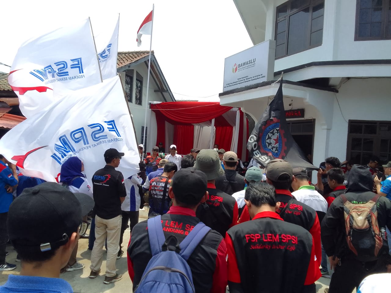 Ratusan buruh dari enam serikat buruh berunjukrasa di Kantor Bawaslu KBB, meminta Bawaslu harus sigap banyaknya kepala kewilayahan mendukung salah satu Paslon dalam Pilkada serentak 2024 di KBB. Foto/BANDUNGSATU.COM