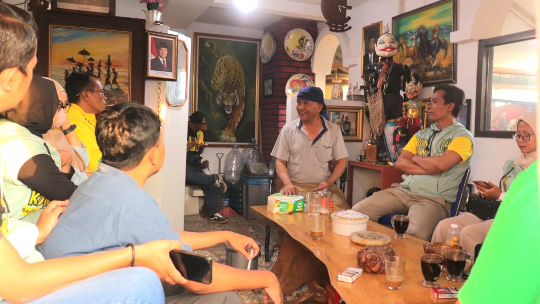 Calon Bupati Bandung Barat dari Pasangan Edun, Edi Rusyandi tengah berbincang dengan tokoh Lembang, Pa Guru Holid (ke tiga dari kanan) Senin lalu. Foto/BANDUNGSATU.COM